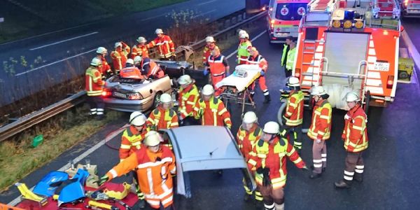 Einsatzkräfte der Feuerwehr bei den Rettungsarbeiten. Foto: Remon Hirschmeier A39 bei Maschen: Feuerwehr rettet eingeklemmten Opel-Fahrer