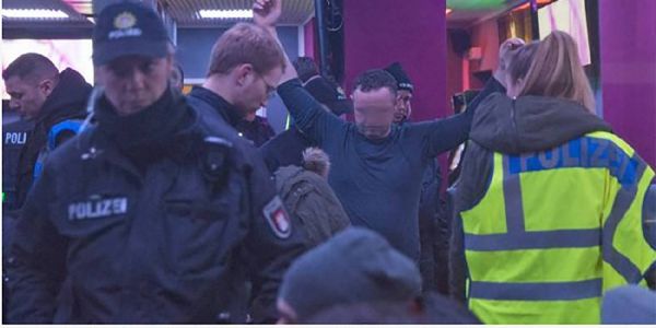 Polizisten überprüfen bei einer der Razzien in der Wilstorfer Straße eine Person. Foto: André Zand-Vakili Erneut Razzia gegen Einbrecherszene in der Wilstorfer Straße