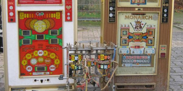 Die beiden sichergestellten Geldspielautomaten. Foto: Polizei Hittfeld: Spielautomaten aus D-Mark-Zeiten sichergestellt