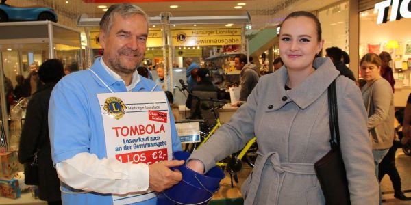 Lionstage: Die 25-jährige Natascha Swonarjow kauft bei Dr. Mike Oswald Tombola-Lose. Foto: Christian Bittcher Lionstage