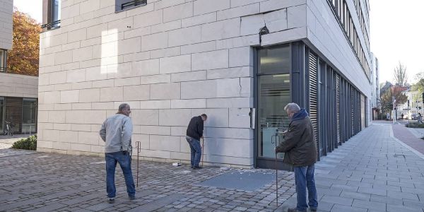 Malheur mit Laster: Neuer Fassadenschaden am Rathausforum