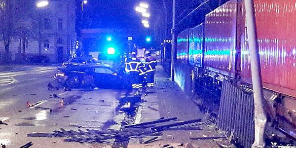 Der zerstörte Sportwagen steht auf der Buxtehuder Straße. Foto: Privat Buxtehuder Straße: 19-Jähriger schrottet 140.000 Euro-Sportwagen