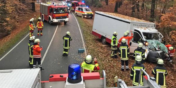 Einsatzkräfte der Feuerwehr an dem verunglückten Laster. Foto: Olaf Bruhn/Karsten Westphal Unfall mit Geflügellaster: Fahrerin hat "Schwein" gehabt