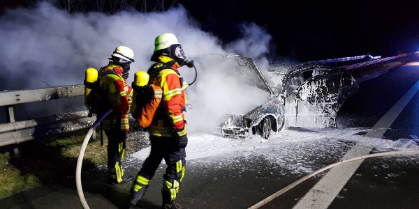 A1 kurz vor Harburg: Mercedes Kombi geht in Flammen auf