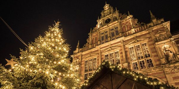 Das Rathaus gibt dem Weihnachtsmarkt ein besonderes Flair. Foto: André Zand-Vakili Harburgs Weihnachtsmarkt: Schöne Eröffnung trotz Dauerregens