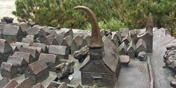 Verbogen. Der Kirchturm der Dreifaltigkeitskirche auf dem Stadtreief. Foto: us Stadtrelief: Der Kirchturm der Dreifaltigkeitskirche ist verbogen