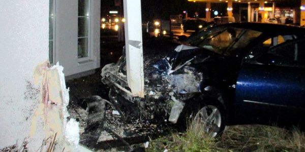 Spektakulärer Unfall: Mit Auto in Hauswand geschleudert