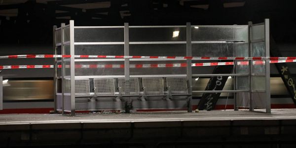 Der abgesperrte und beschädigte Windfang auf dem Bahnsteig der S-Bahnhaltestelle Veddel. Foto: André Zand-Vakili Harburg: Festnahme nach Explosion im S-Bahnhof Veddel