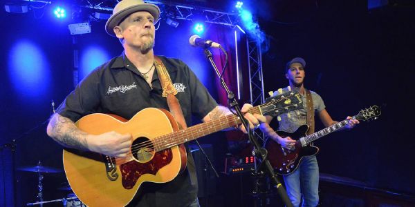 Jimmy Cornett und Dennnis Adamus im Ballroom. Foto: Tom Jewutis Jimmy Cornett & The Deadmen rockten Marias Ballroom