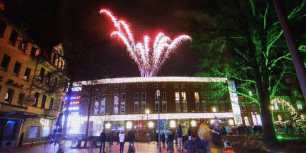 Wie im Vorjahr wird das Höhenfeuerwerk des Weihnachtsmarktes vom Dach der Harburg Arcaden gezündet. Foto: André Zand-Vakili Dank an alle Besucher: Feuerwerk auf dem Weihnachtsmarkt