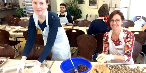 Mitarbeiter und Studenten der TU backen für das Kinderhospiz