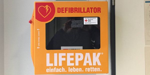 Diebe stehlen zahlreiche Defibrillatoren aus Sparkassen-Filialen