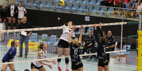 Neugrabens Volleyballerinnen taten sich im Angriff schwer. Hier Lisa Schwarz am Netz. Foto: Stephan Lehmann Volleyball: Erstes Heimspiel des Jahres endet mit Niederlage