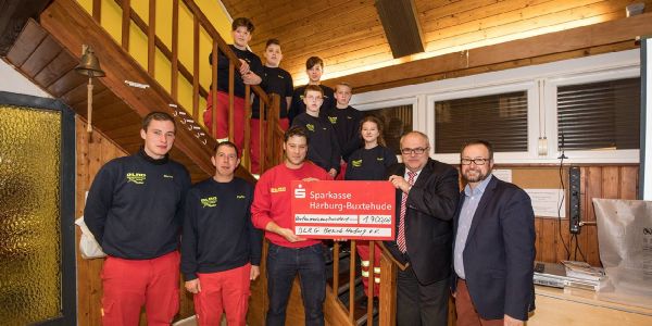 Stiftung für Stifter: Ein Scheck für die Jugendarbeit der DLRG