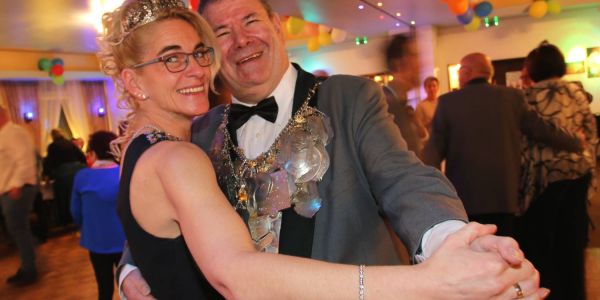 Caro und Jens Kabuse beim Eröffnungstanz ihres Königsball. Foto: Christian Bittcher Trommeln, Tanz und Spiegeleier: Ballnacht für Jens und Caro Kabuse