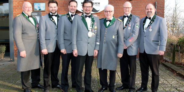 Ein Teil der aktuellen Deputation vor dem Gildehaus: Majestät Sven Kleinschmidt (Mitte) trat während seines Königsjahres der Deputation bei. Foto: Christian Bittcher Gilde