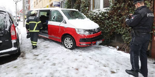 Erkrankung am Steuer: VW Bus rammt Hauswand an der Schwarzenbergstraße