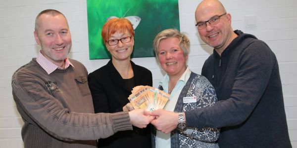 Spendneübergabe im DRK-Hospiz: Andreas Deden (links) und Olaf Gayko übergeben die 1400 Euro an Britta True und Dirka Grieshaber. Foto: Christian Bittcher Spende aus Jens-Jever-Cup: 1400 Euro fürs DRK-Hospiz