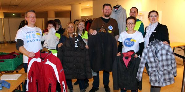 Geheim-Aktion in den Arcaden: Winterjacken an Bedürftige verteilt