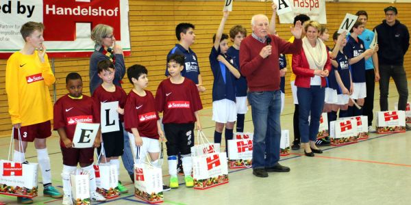 Bei der Siegerehrung des Einlagenspiels Nymphenweg gegen Elfenwiese bedankt sich Manfred von Soosten im Beisein von Birgit Stöver (rechts) und Elke Teichert bei den teilnehmenden Mannschaften und allen Beteiligten für die Unterstützung. Foto: Christian Bittcher Harburger Hallencup: 200.000 Euro Schallmauer geknackt