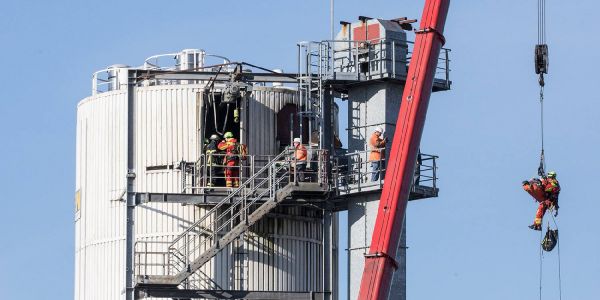 Arbeiter stürzt in Silo: Schwierige Rettungsaktion im Harburger Hafen