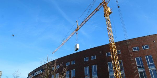 Millimeterarbeit über den Arcaden: Neues Kühl-Aggregat am Haken