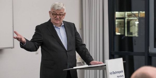 Joschka Fischerk beim Inno Talk. Foto: André Zand-Vakili Der Ex- Vizekanzler, Ex-Sponti und Ex-Polizistenschreck beim Inno-Talk