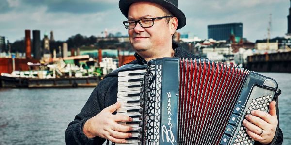 Frank Grischek: Amüsantes Akkordeon-Kabarett in der Fischhalle