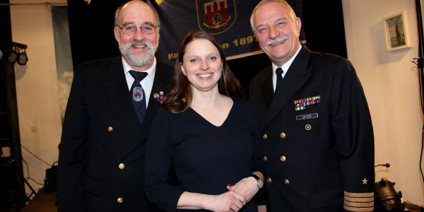 Jubiläumsgeschenk: Melanie Leonhard begeistert 100 Seebären