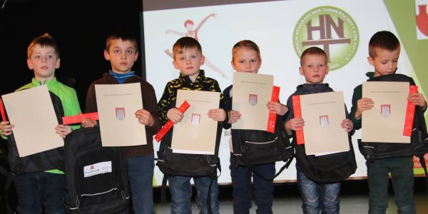 Den Erfolg fast schon gewohnt: Die jungen Kunstturner der HNT stehen immer wieder im Rampenlicht, wie hier bei der Harburger Sportlerehrung. Foto: Christian Bittcher Kunstturnen