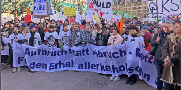 Über 3000 Menschen demonstrieren für Erhalt der katholischen Schulen