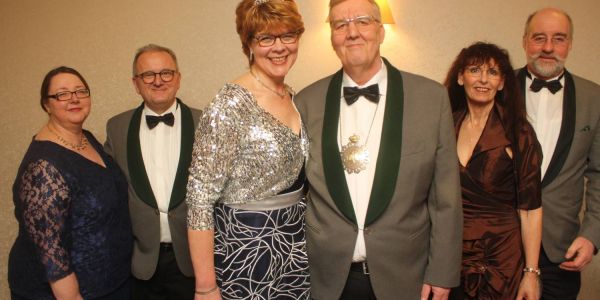 Ein singender Pastor beim Königsball des SV Marmstorf