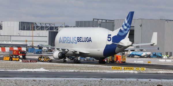 Rauch im Cockpit: Feuerwehr-Einsatz bei Beluga-Landung