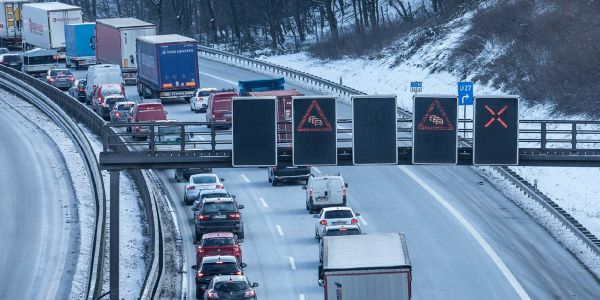 Verlorene Radkappe und eisige Temperaturen sorgen für Mega-Stau