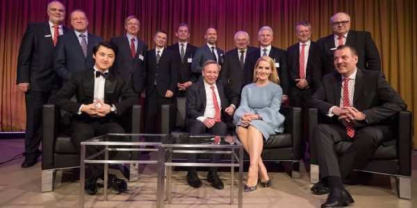 Heinz Lüers mit Judith Rakers auf dem Sofa auf der Bühne, flankiert von Haiou Zhang (l.) und Andreas sommer (r.). Dahinter die Teilnehmer der Talksrunden. Foto: André Zand-Vakili Jahresempfang