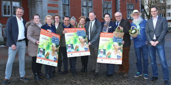 Gemeinsam mit Senator Andy Grote (Mitte) stellten die Aktueure das Programm für den Aktionstag Fit in den Frühling im Harburger Rathaus vor. Foto: Christian Bittcher Fit in den Frühling: Sport-Spektakel mit Sonntagsöffnung