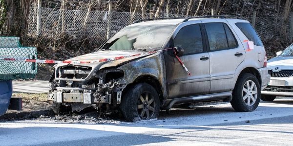 Der durch das Feuer zerstörte Mercedes ML an der Bissingstraße. Foto: André Zand-Vakili LKA ermittelt nach Brand eines Mercedes-SUV an der Bissingstraße