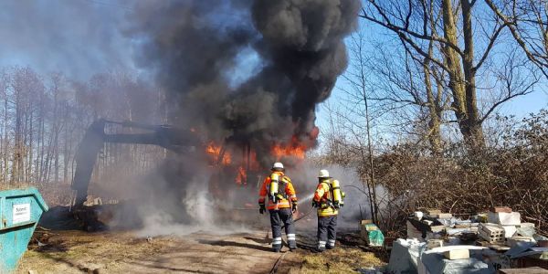 Ungewöhnlicher Einsatz: Feuerwehr muss Baggerbrand bekämpfen 