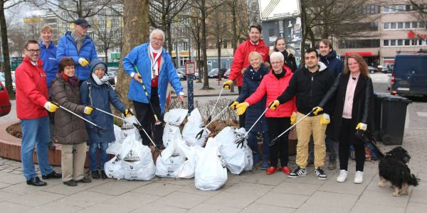 Harburg räumt auf: 20 Säcke Müll in der City gesammelt