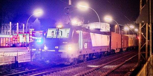 Bahnstrecke gesperrt: Kinderkarre löst Schock bei Lokführer aus