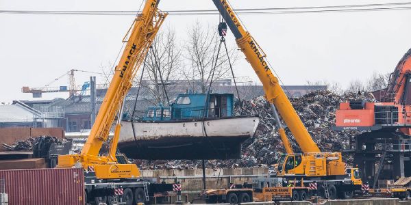 &quot;Erster Flug&quot; war &quot;letzte Fahrt&quot;: Kutter zum Abwracken gehievt