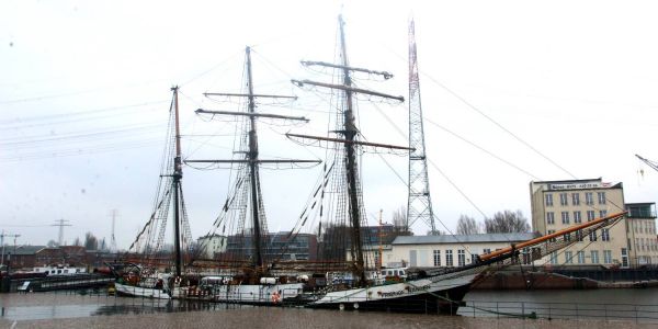 Nicht nur Fans von Segelschiffen kommen bei dem Anblick des 1919 gebauten Segelschiff Fridtjof Nansen mit seinen drei Masten ins Schwärmen. Foto: Christian Bittcher Maritimer Hingucker am Kanalplatz: Fridtjof Nansen hat festgemacht