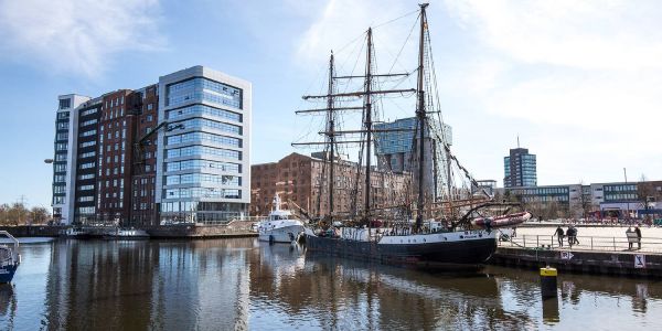 Der Kanalplatz mit maritimer Bestückung der Liegeplätze lädt zu Chillen ein. Foto: André Zand-Vakili Sonne und über 20 Grad: Erstes Frühlings Wochenende in Harburg