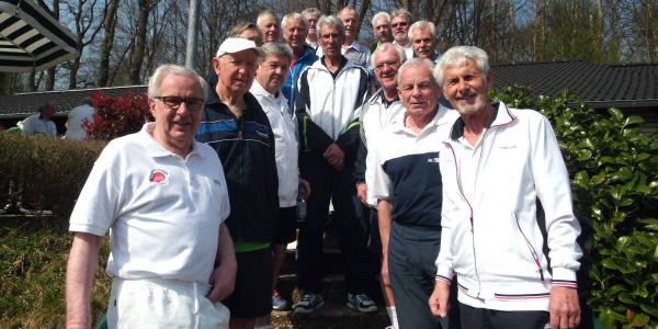 Die Doppel-Teams der Alten Herren eröffneten das Tennis-Turnier bei GWH. Foto: privat 187 Doppelpaare: Start in die Tennis-Saison mit Melderekord