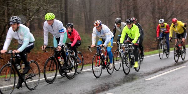 Auftakt der Radsportler: Nur 320 Fahrer trotzten dem Dauerregen
