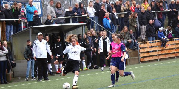 Hoffentlich auch am Sonntag: Mädchenfußball vor toller Kulisse auf der Jahnhöhe. Lilly Zeppenfeld vom HTB in Action gegen zwei Spielerinnen des HSV. Foto: Christian Bittcher Fußball: HTB-Mädchen kämpfen um die Hamburger Meisterschaft