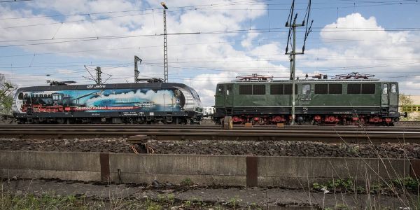Oldtimer auf Schienen machte Station neben der Hannoverschen Straße