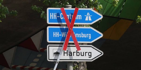 Durch Baustellen war Harburg zeitweise wie abgeschnitten von Hamburg. Foto: André Zand-Vakili Schild