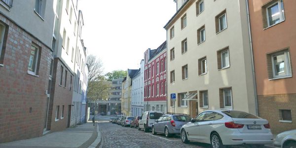 Der Tivoliweg in Wilstorf: viel Wohnraum, wenig Freiflächen. Foto: mag Bezirksamt will Förderung für Wilstorf beim Senat durchsetzen