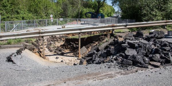 Die durch den Rohbruch eingebrochene Fahrbahn. Foto: André Zand-Vakili Rohrbruch